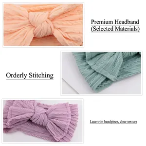Détails rapprochés de bandeaux pour bébé en nylon avec de gros nœuds en maille jacquard