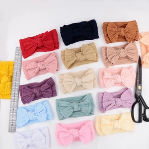 Détail de bandeaux de bébé colorés en nylon texturé avec de grands nœuds en plusieurs couleurs