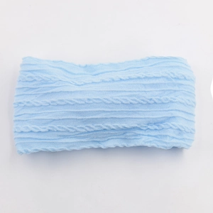 Gros plan sur le motif en maille torsadée bleu clair du bandeau bébé en nylon