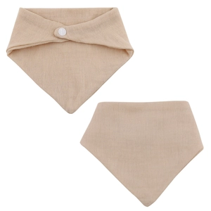 Detailansicht eines weichen Baumwoll-Babylätzchens mit verstellbaren Druckknöpfen in Beige