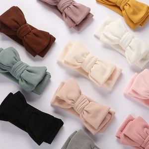 Détail de bandeaux bébé en maille côtelée avec nœuds en divers coloris pastels
