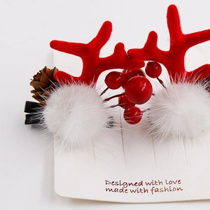 Detailansicht der Weihnachts-Rentier-Haarspangen mit roten Beeren und Tannenzapfen