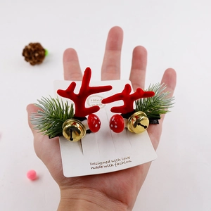 Details von Weihnachts-Rentier-Haarspangen mit Glocken und Kiefernnadeln auf Karte