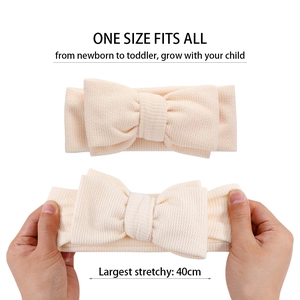 Bandeau bébé extensible en maille côtelée avec nœud montrant une grande élasticité
