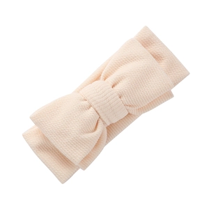 Gros plan détaillé du bandeau bébé abricot avec une texture douce en maille gaufrée