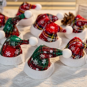 Mini fermagli per capelli a forma di cappello di Natale con motivi a quadri rossi e verdi