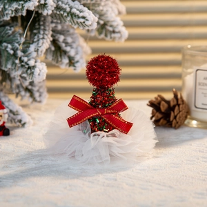 Dettaglio mini molletta cappello di Babbo Natale con fiocco rosso e rete bianca