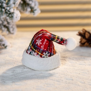 Dettaglio molletta mini cappello di Babbo Natale in tartan rosso con morbido peluche bianco