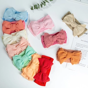 Détail du lot de 10 bandeaux bébé avec nœuds à pois en relief de couleurs variées
