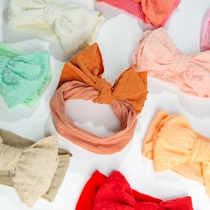 Bandeaux bébé en nylon souple avec nœud à pois dans diverses couleurs pastel