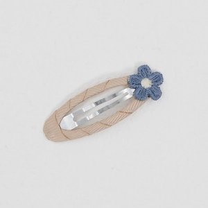 Detailansicht der Kinder-Haarklammer mit rosa Ripsband und blauer Stickerei-Blume