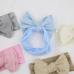 Vue détaillée de cinq bandeaux pour bébés avec nœuds jacquard à pois en couleurs variées