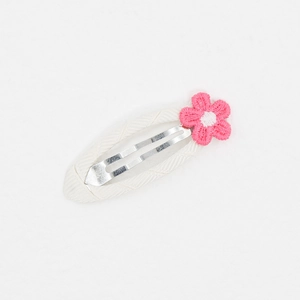 Nahaufnahme der rosa gestickten Gänseblümchen-Blume auf einer weißen Stoff-Haarklammer