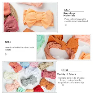 Vue détaillée de bandeaux bébé en nylon doux faits main avec nœuds en coton à pois