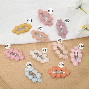 Set mit 10 handgefertigten Häkel-Blumen-Haarspangen für Babys in Pastellfarben