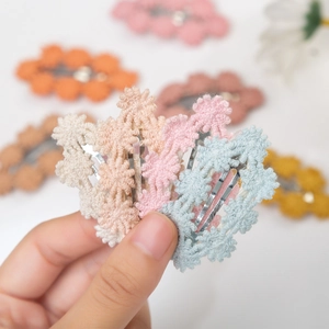 Handgefertigte gestrickte Blumen-Haarspangen für Babys in verschiedenen Pastellfarben