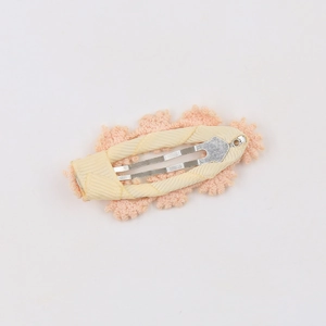 Detailansicht der Metall-BB-Clip-Basis und Spitzenstofftextur der floralen Haarklammer