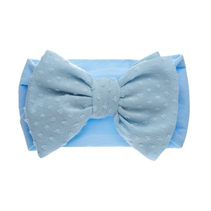 Gros plan du bandeau bébé bleu clair en nylon avec texture de nœud en jacquard