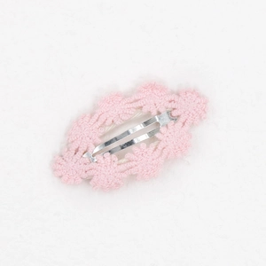 Detail einer rosa bestickten Spitze-Blume auf Metall-Haarclip für Baby-Mädchen Zubehör