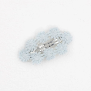 Detail einer hellblauen Haarklammer aus Spitze mit metallischem BB-Clip für Babys