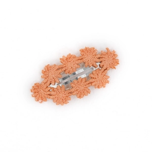 Nahaufnahme der handgestrickten orangen Blumen-Haarklammer mit silbernem BB-Clip für Babys