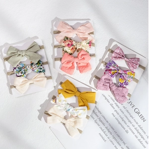 Three-piece floral bow headband set for baby girls in pastel colors and soft fabric