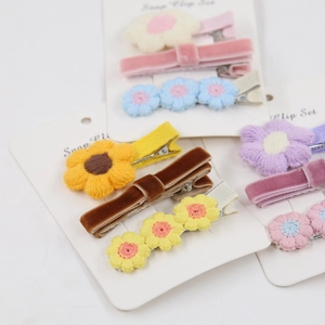 Détail du lot de 3 barrettes à fleurs avec marguerites brodées et nœuds en velours doux