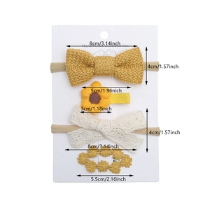 Vue détaillée du lot de 4 barrettes à fleurs faites à la main avec nœuds jaunes et marguerites