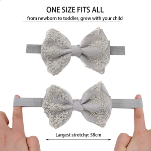 Détail du bandeau bébé gris montrant le nylon extensible et la dentelle du nœud papillon