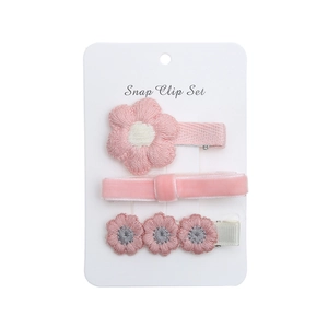 Ensemble de trois barrettes à fleurs roses avec broderies et tissu en velours