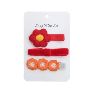 Détail de l'ensemble de 3 barrettes à fleurs marguerites avec broderie rouge et nœud velours