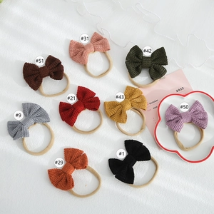 Set mit Waffelstrick-Baumwollschleifen für Babys in neun verschiedenen weichen Farben