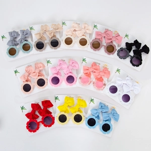 Présentation à plat de 12 sets de lunettes tournesol et bandeaux en tissu gaufré enfant