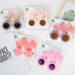Lot de cinq paires de lunettes de soleil fleurs avec barrettes nœuds assorties