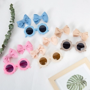 Ensemble lunettes de soleil fleurs et barrette nœud pour enfants en tons pastel doux