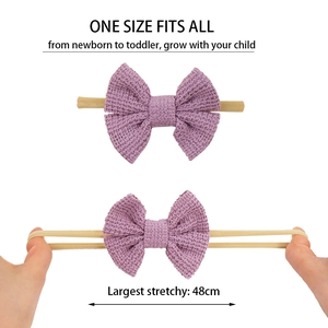 Detail eines lila gestrickten Baby-Stirnbands mit dehnbarem Nylonband bis zu 48 cm Länge