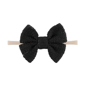 Detail der Webstruktur einer schwarzen Strickschleife mit weichem Nylon Babystirnband