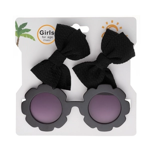 Détail de lunettes de soleil fleurs noires et nœuds pour cheveux assortis pour filles