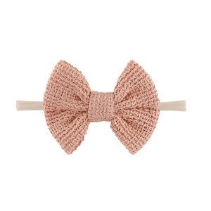 Nahaufnahme der rosa gestrickten Schleife Baby-Stirnband mit elastischem Nylonband