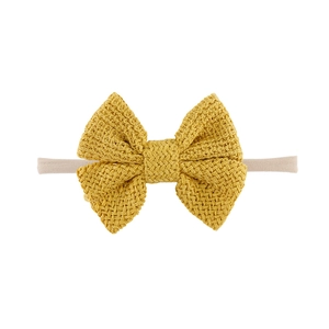 Detailansicht der gelben Strickschleife auf einem weichen Nylon-Baby-Stirnband