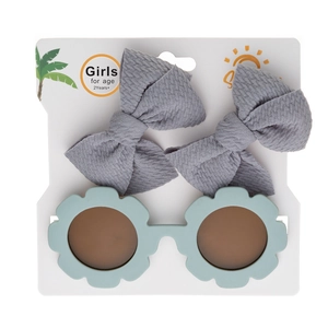 Détail du lot de lunettes de soleil fleurs vert menthe et pinces à cheveux à nœuds