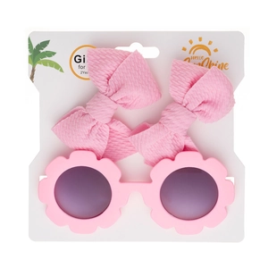 Set lunettes de soleil fleurs roses et barrettes nœuds pour enfants sur carte