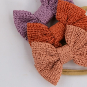 Dreiteiliges Set aus gestrickten Baumwollschleifen mit weichem Nylonband für kleine Mädchen