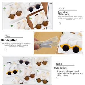 Détail du lot de lunettes de soleil léopard pour bébé et pince à cheveux à nœud