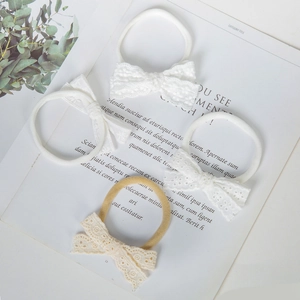 Lot de trois bandeaux pour bébé en nylon élastique avec nœuds en dentelle blanche et beige