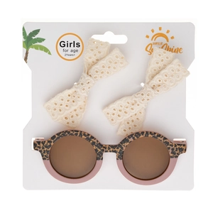 Vue détaillée lunettes de soleil léopard filles et deux pinces à cheveux dentelle