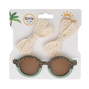 Détail de lunettes de soleil léopard pour filles et pinces à cheveux en dentelle sur carte