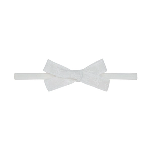 Détail du bandeau bébé avec broderie florale sur un nœud en nylon souple et doux