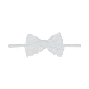 Détail du bandeau blanc en dentelle pour bébé avec broderie florale et nœud élégant