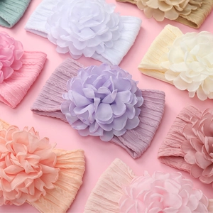 Dettaglio di fasce elastiche per neonati con grandi fiori in chiffon in vari colori pastello